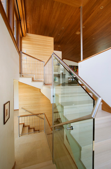 Imagen de escalera en L actual grande con escalones de hormigón y contrahuellas con baldosas y/o azulejos
