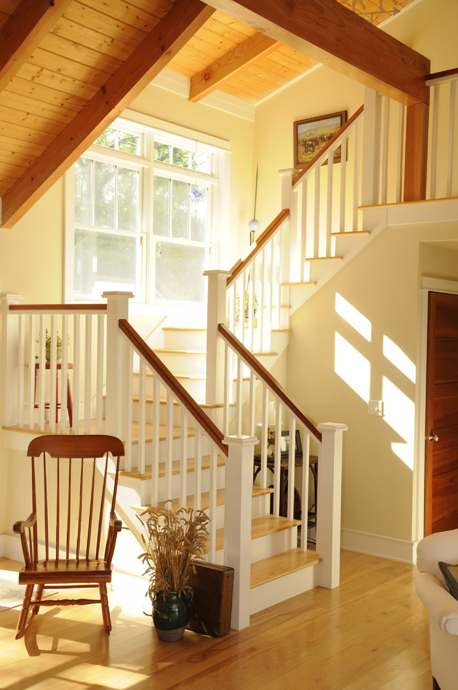 Imagen de escalera en U de estilo de casa de campo con escalones de madera y contrahuellas de madera pintada