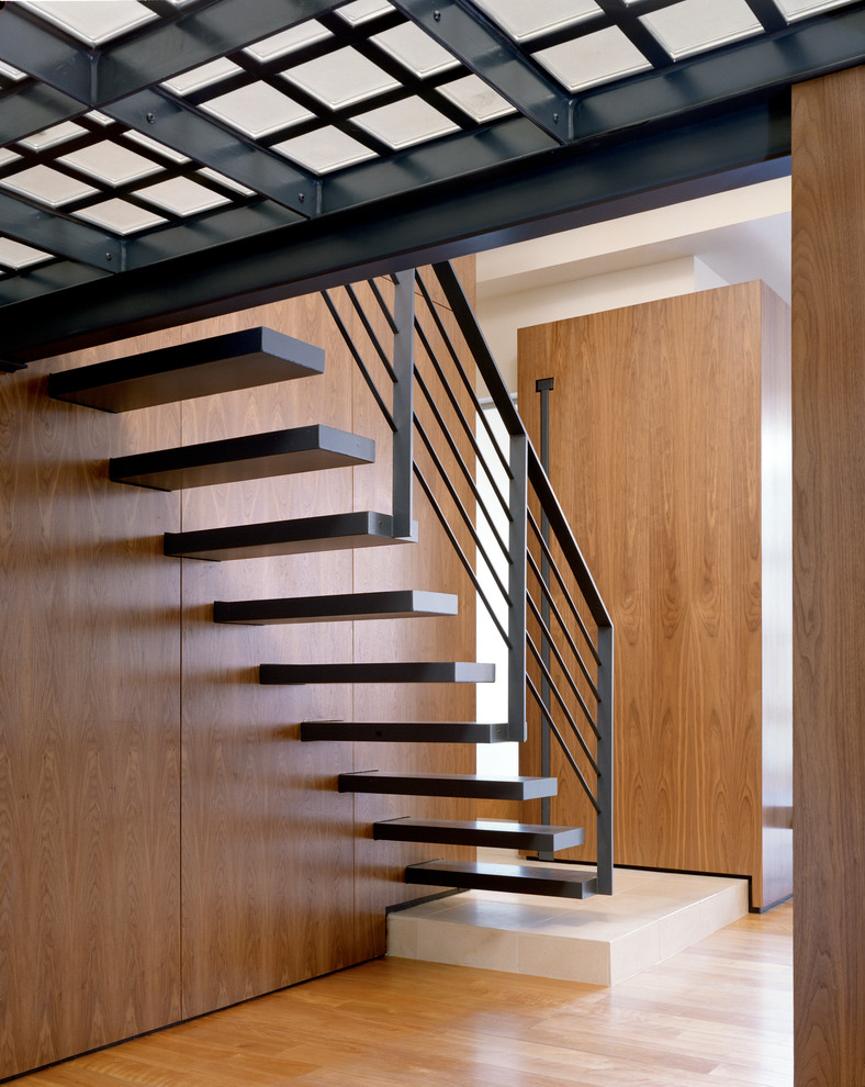 Aménagement d'un escalier flottant contemporain avec palier.
