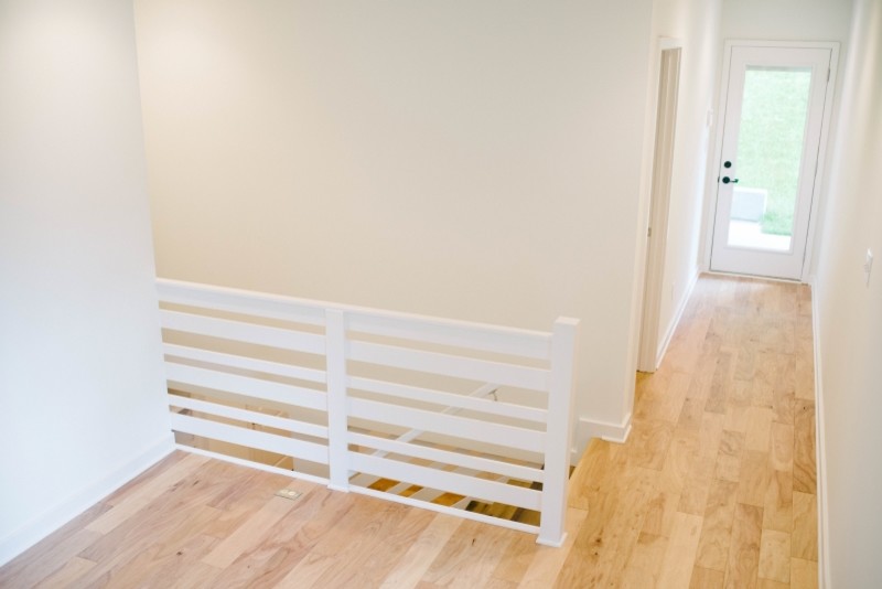 Ejemplo de escalera en L nórdica de tamaño medio con escalones de madera y contrahuellas de madera pintada