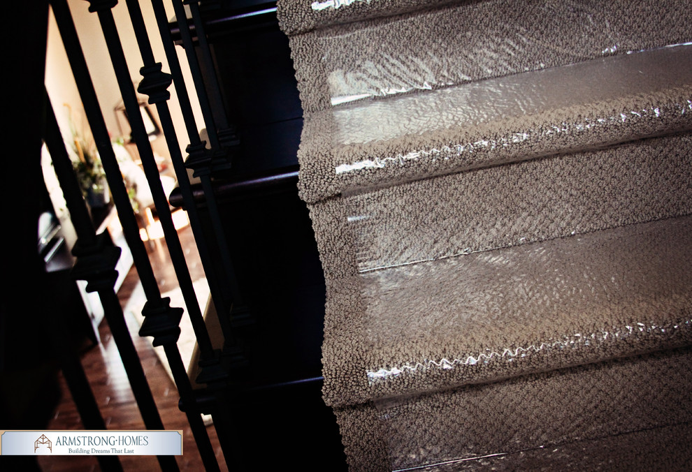 Idées déco pour un escalier classique en U avec des marches en moquette et des contremarches en moquette.