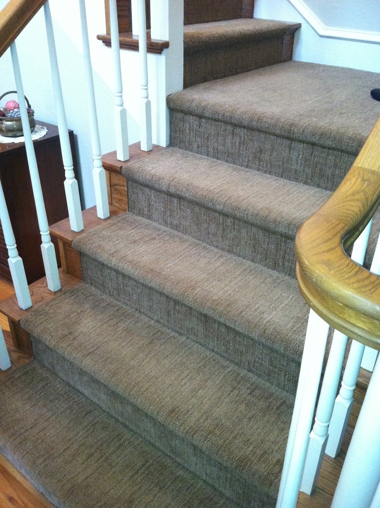 ポートランドにある高級な中くらいなトラディショナルスタイルのおしゃれなかね折れ階段 (カーペット張りの蹴込み板) の写真