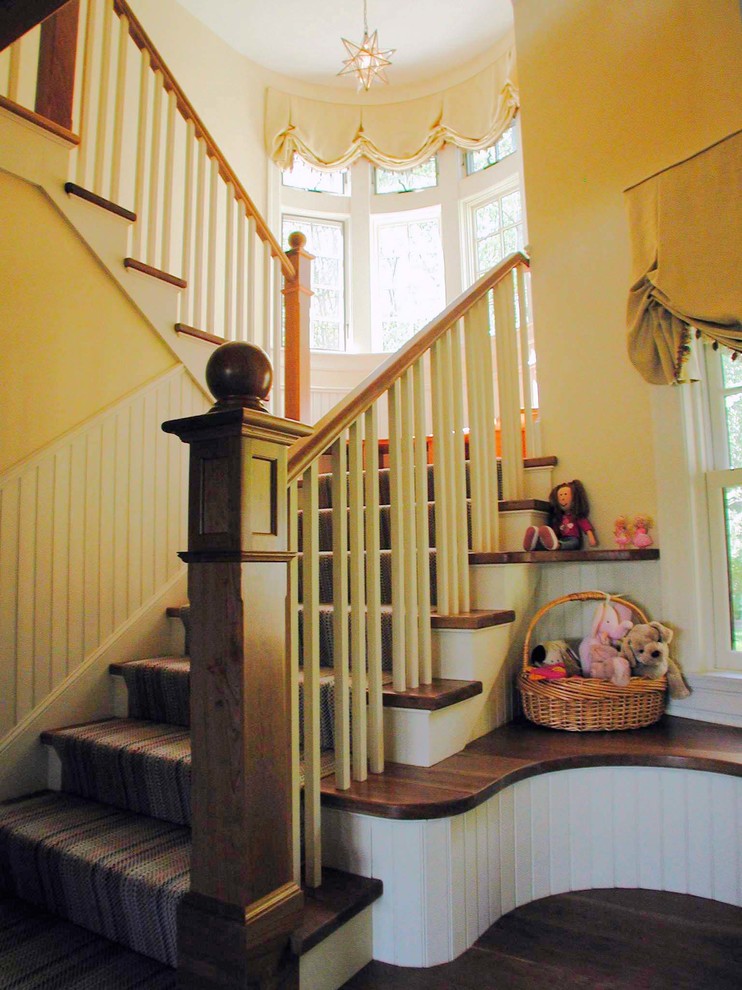 Modelo de escalera en U rústica de tamaño medio con escalones de madera y contrahuellas de madera pintada