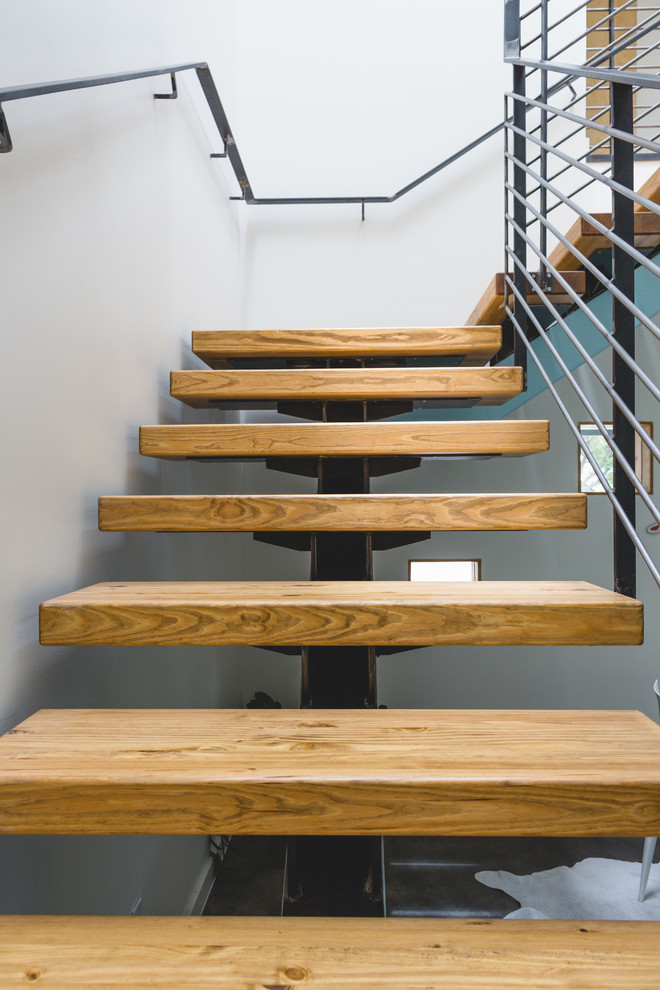 Imagen de escalera en U contemporánea grande sin contrahuella con escalones de madera