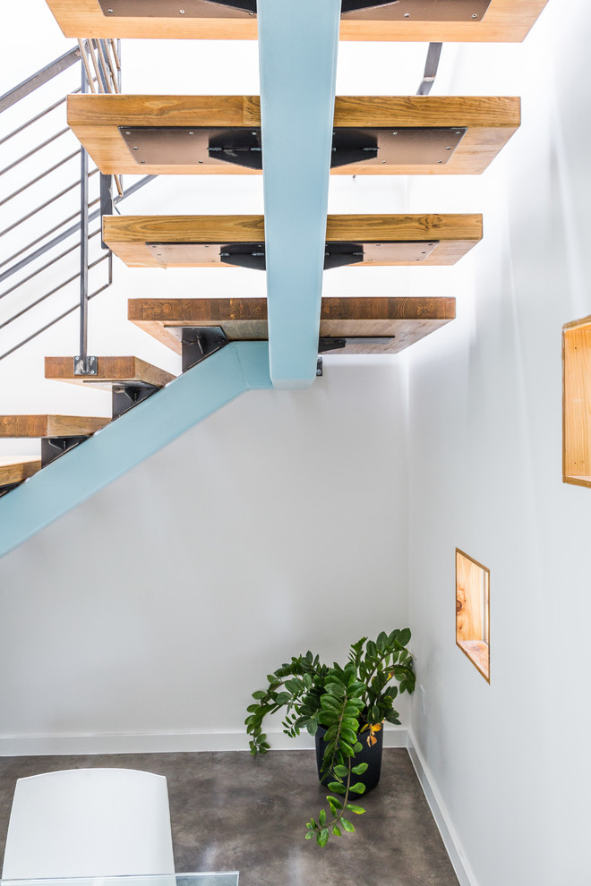Ejemplo de escalera en U contemporánea grande sin contrahuella con escalones de madera