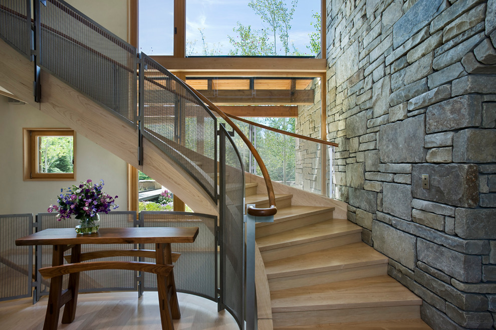 Свежая идея для дизайна: изогнутая деревянная лестница в стиле рустика с деревянными ступенями - отличное фото интерьера