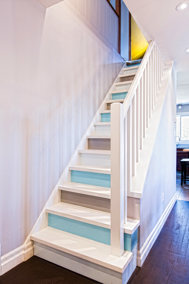 Стильный дизайн: прямая лестница в стиле неоклассика (современная классика) с крашенными деревянными ступенями и крашенными деревянными подступенками - последний тренд