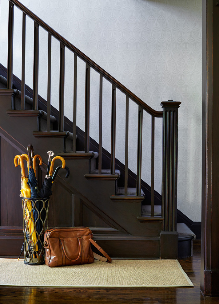 Idée de décoration pour un escalier droit tradition de taille moyenne avec des marches en bois, des contremarches en bois et un garde-corps en bois.