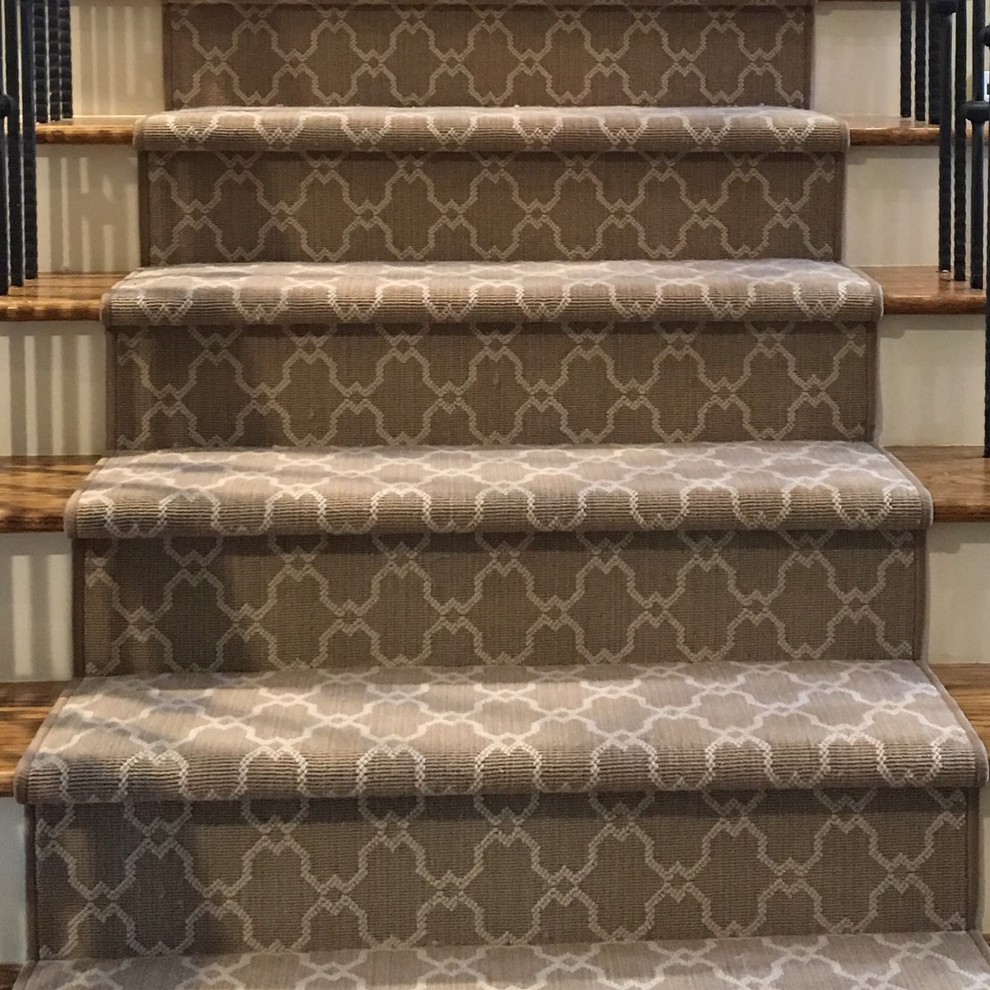 На фото: прямая лестница среднего размера в современном стиле с деревянными ступенями, крашенными деревянными подступенками и перилами из смешанных материалов