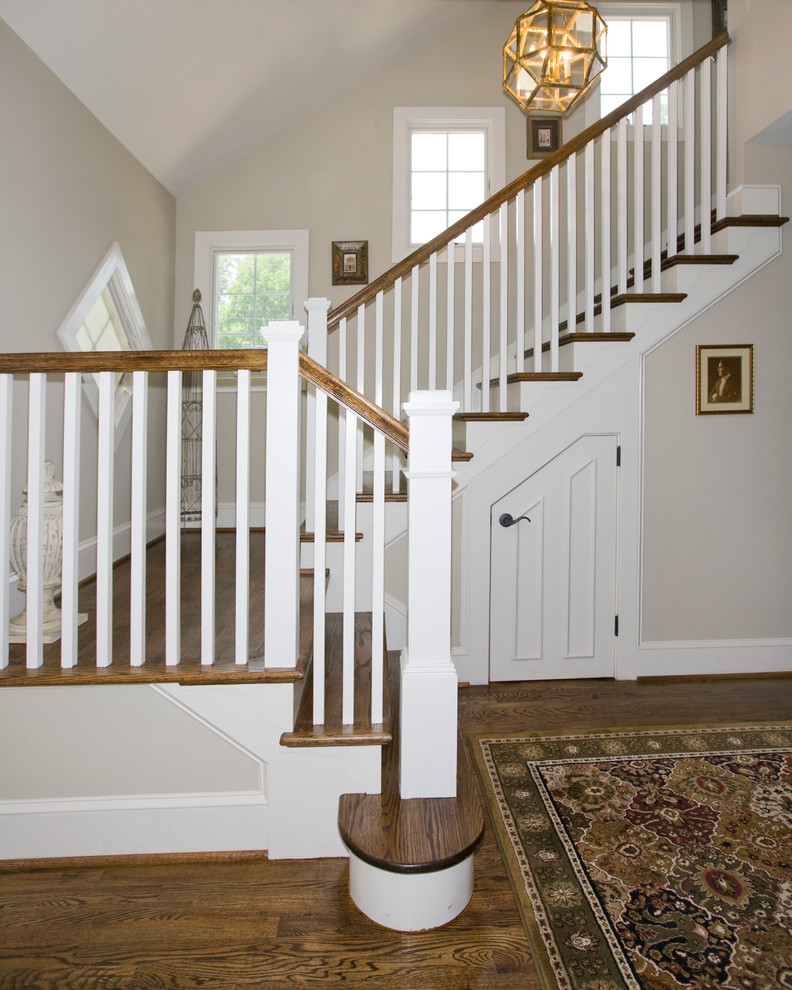 Aménagement d'un escalier peint classique en U de taille moyenne avec des marches en bois et rangements.