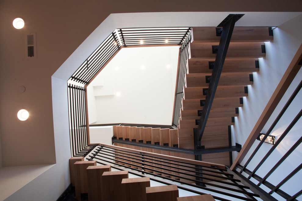 Источник вдохновения для домашнего уюта: огромная лестница на больцах в современном стиле