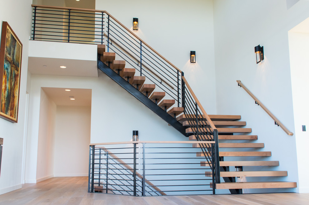 Источник вдохновения для домашнего уюта: большая лестница на больцах в стиле модернизм с деревянными ступенями без подступенок