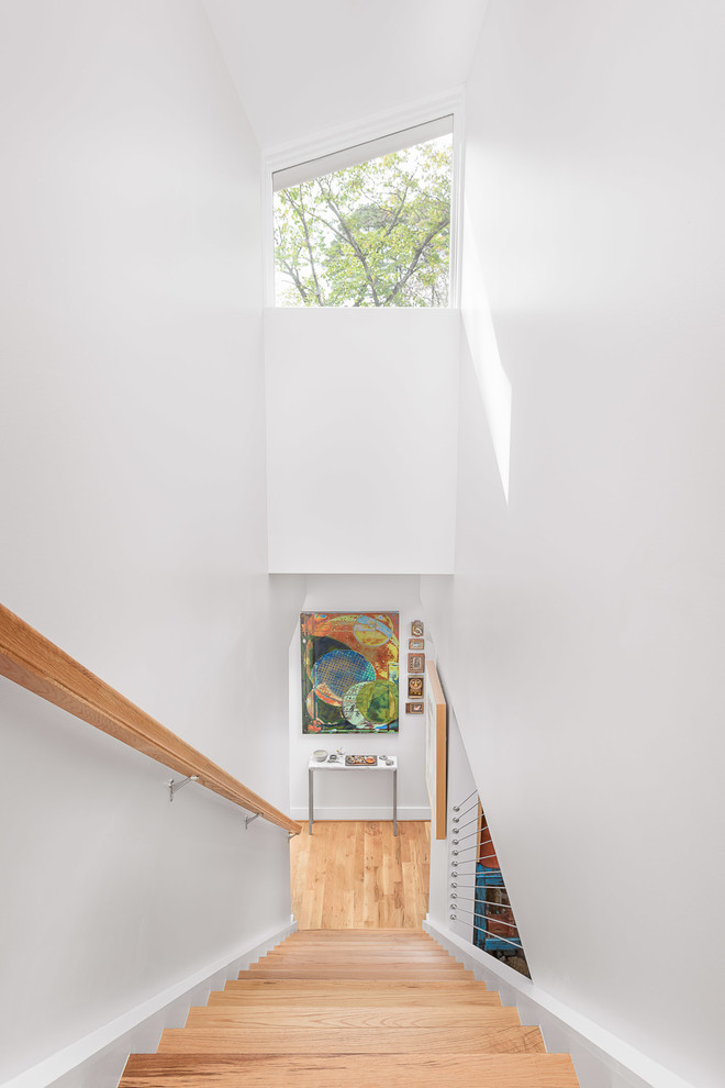На фото: маленькая прямая лестница в современном стиле с деревянными ступенями и перилами из тросов без подступенок для на участке и в саду