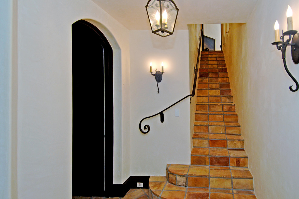 Foto på en medelhavsstil rak trappa i terrakotta, med sättsteg i terrakotta och räcke i metall