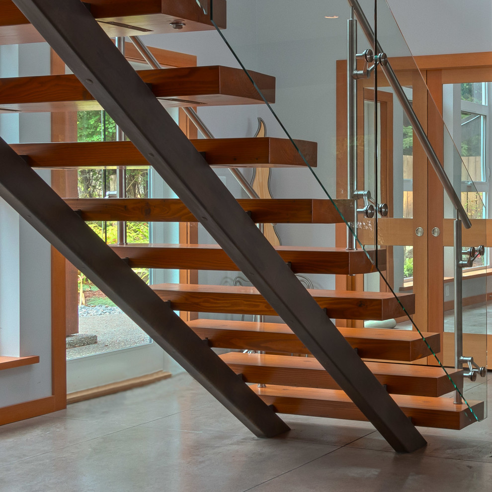 Diseño de escalera recta de estilo americano de tamaño medio sin contrahuella con escalones de madera