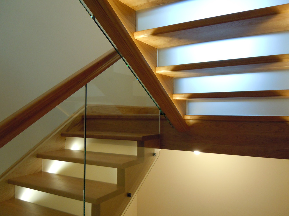 Идея дизайна: большая п-образная лестница в стиле рустика с крашенными деревянными ступенями, стеклянными подступенками и деревянными перилами