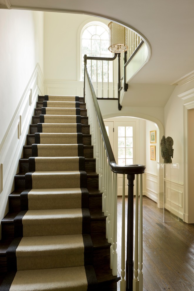 Imagen de escalera en U clásica con escalones de madera