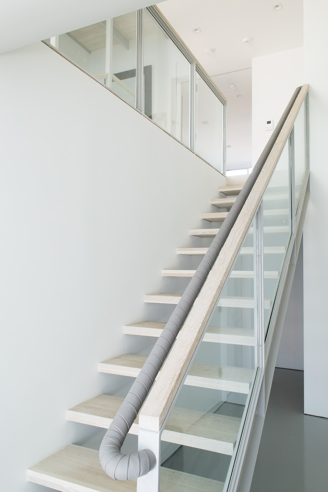 Ejemplo de escalera recta contemporánea sin contrahuella con escalones de madera
