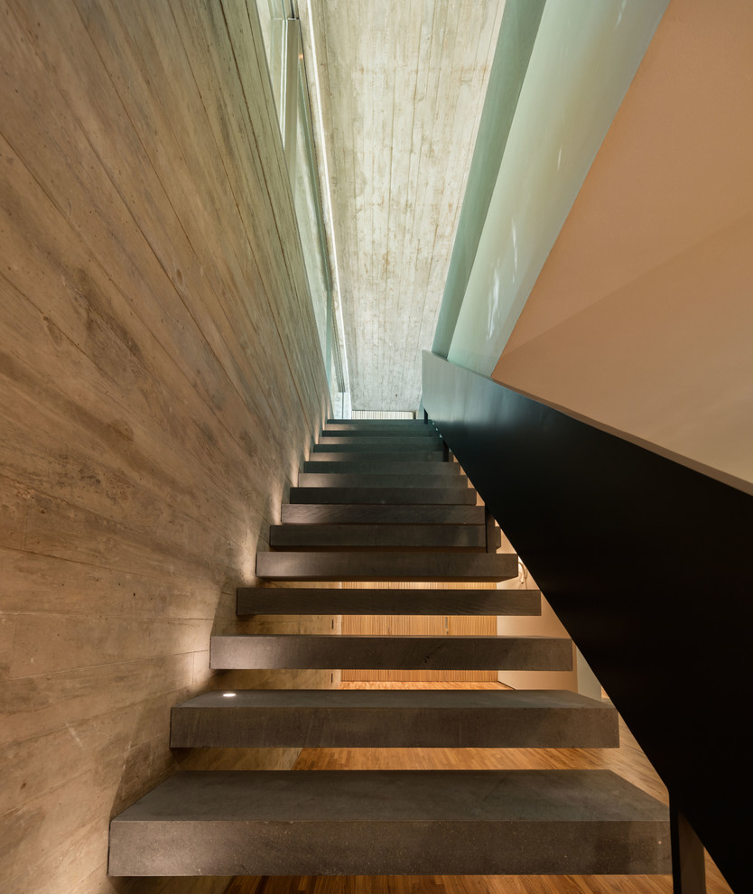 Réalisation d'un très grand escalier minimaliste.