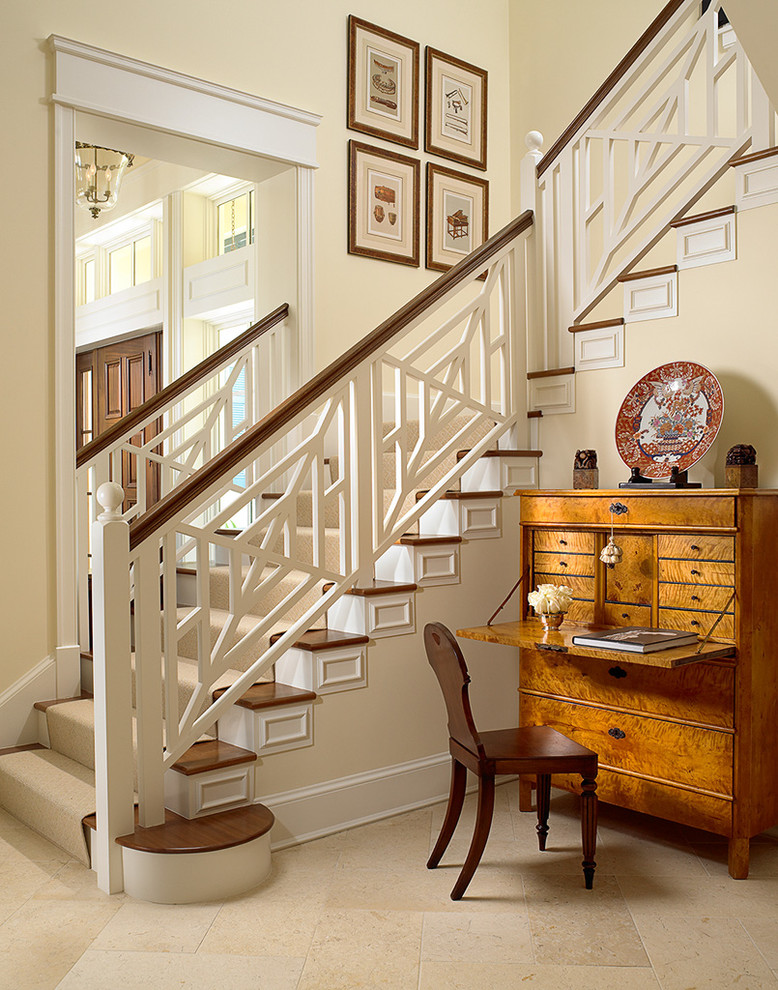 Foto de escalera en L clásica de tamaño medio con escalones de madera y contrahuellas de madera pintada