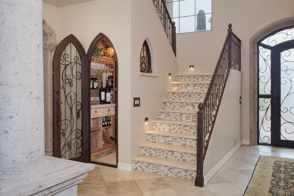 Пример оригинального дизайна: п-образная лестница среднего размера в средиземноморском стиле с подступенками из плитки, ступенями из травертина и металлическими перилами