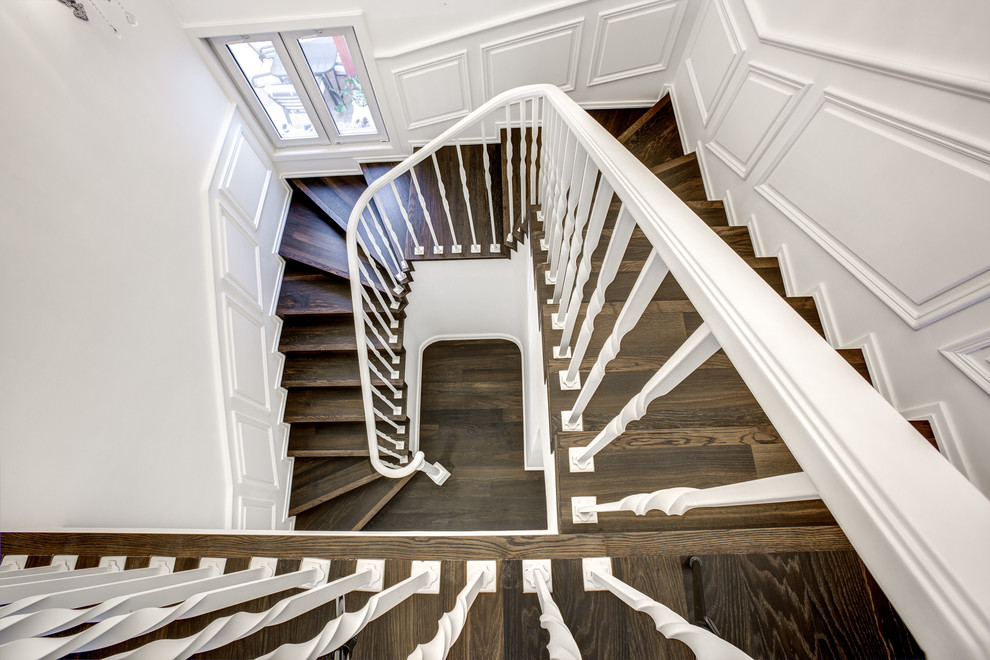Идея дизайна: п-образная деревянная лестница среднего размера в викторианском стиле с деревянными ступенями