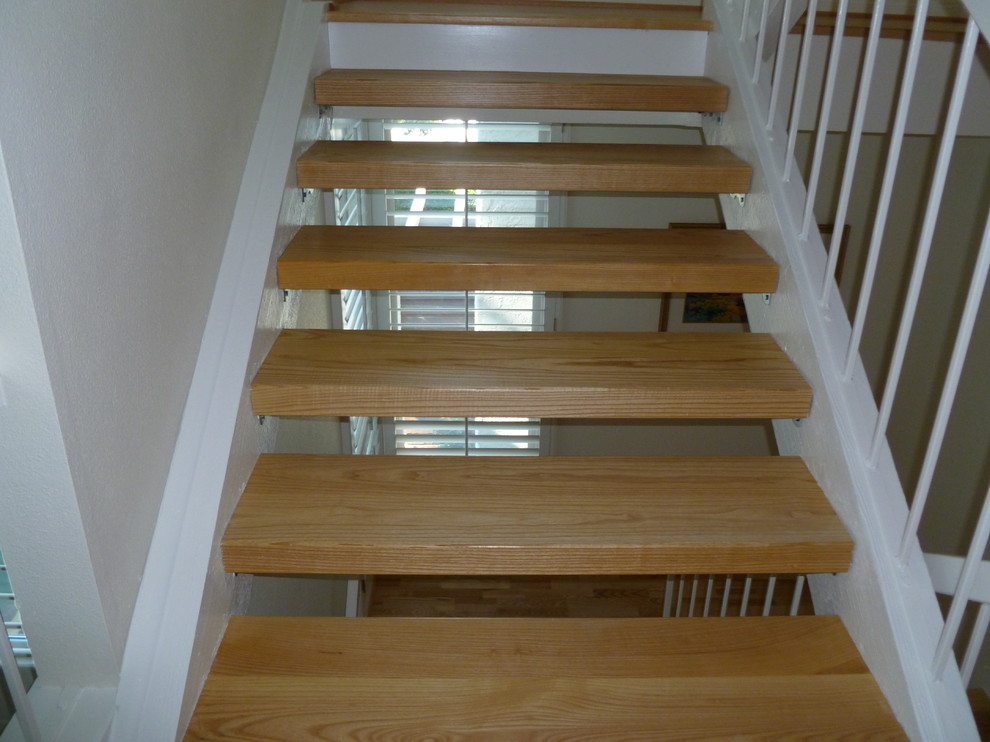 Example of a trendy floating staircase design in Orange County