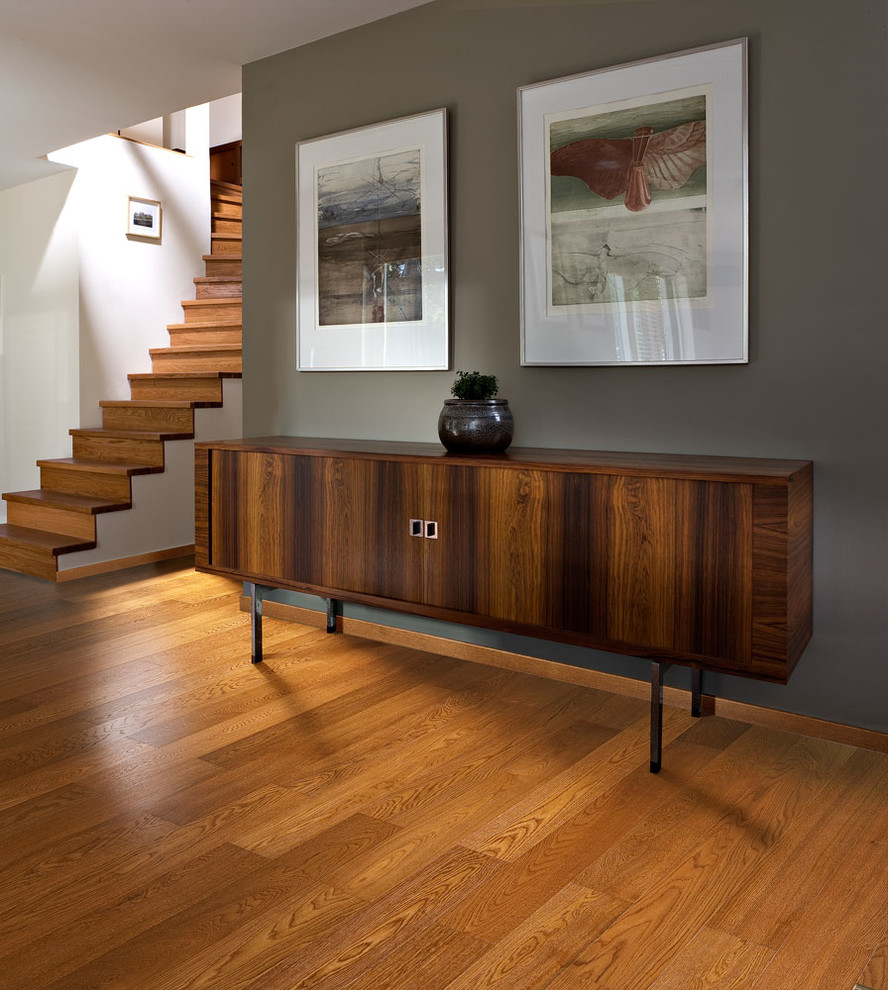 Réalisation d'un escalier courbe vintage de taille moyenne avec des marches en bois et des contremarches en bois.
