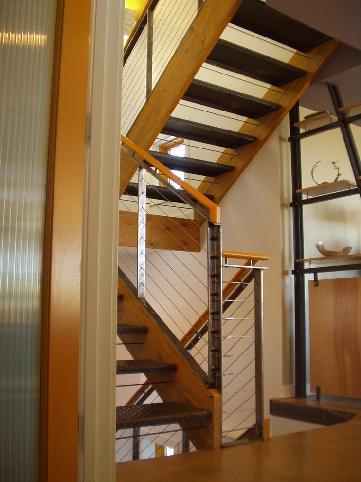 Идея дизайна: п-образная лестница среднего размера в современном стиле с металлическими ступенями без подступенок