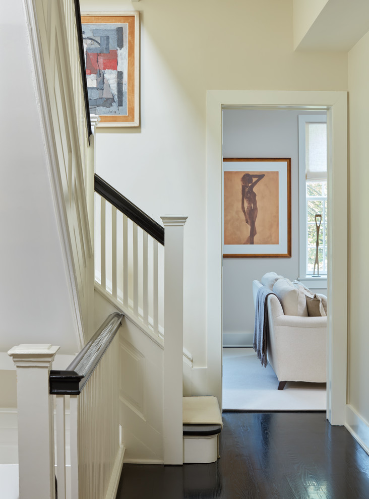 Imagen de escalera recta clásica renovada de tamaño medio con escalones de madera, contrahuellas de madera y barandilla de madera