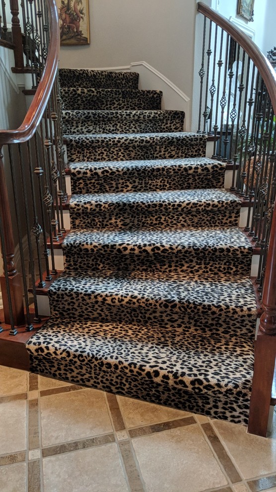 Staircase - mid-sized carpeted curved wood railing staircase idea with carpeted risers