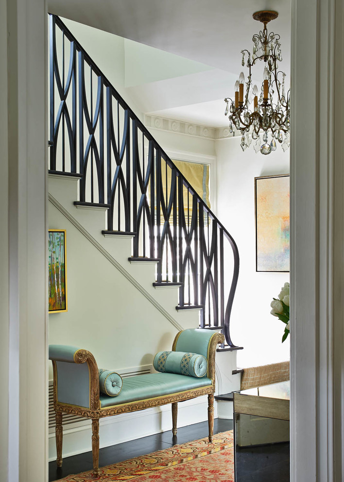 Пример оригинального дизайна: угловая лестница в стиле неоклассика (современная классика) с ступенями с ковровым покрытием