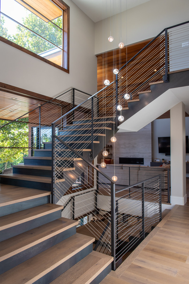 Источник вдохновения для домашнего уюта: большая п-образная лестница в стиле модернизм с деревянными ступенями и перилами из тросов без подступенок