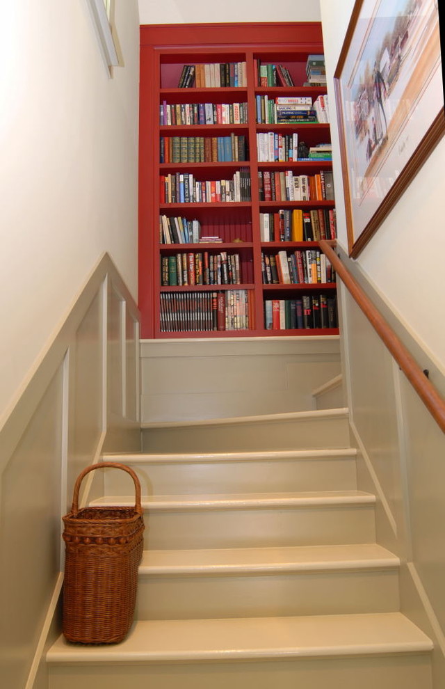 На фото: лестница в классическом стиле с крашенными деревянными ступенями и крашенными деревянными подступенками