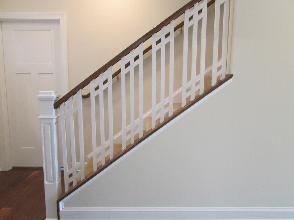 Cette image montre un escalier droit craftsman de taille moyenne avec des marches en moquette et des contremarches en moquette.