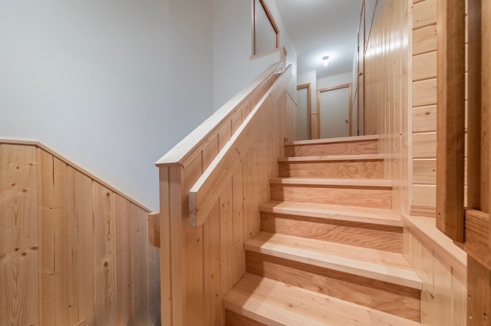 Источник вдохновения для домашнего уюта: п-образная деревянная лестница среднего размера в стиле рустика с деревянными ступенями и деревянными перилами