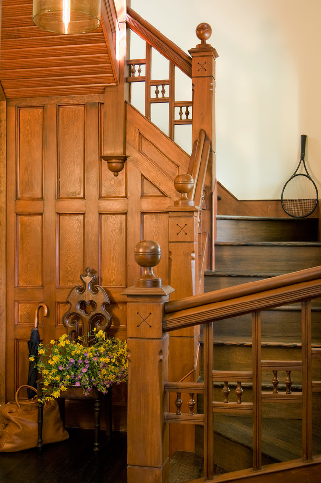Diseño de escalera en L clásica con escalones de madera y contrahuellas de madera