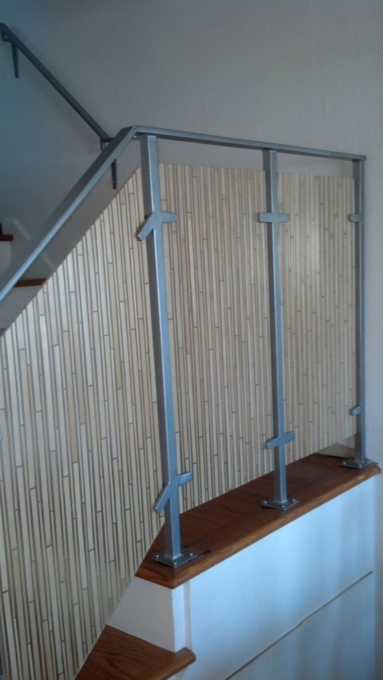 Idée de décoration pour un escalier peint design avec des marches en bois.