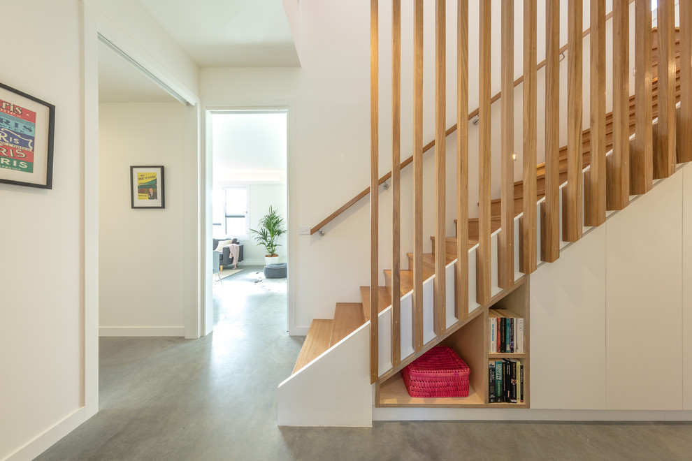 Источник вдохновения для домашнего уюта: п-образная деревянная лестница среднего размера в современном стиле с деревянными ступенями и деревянными перилами
