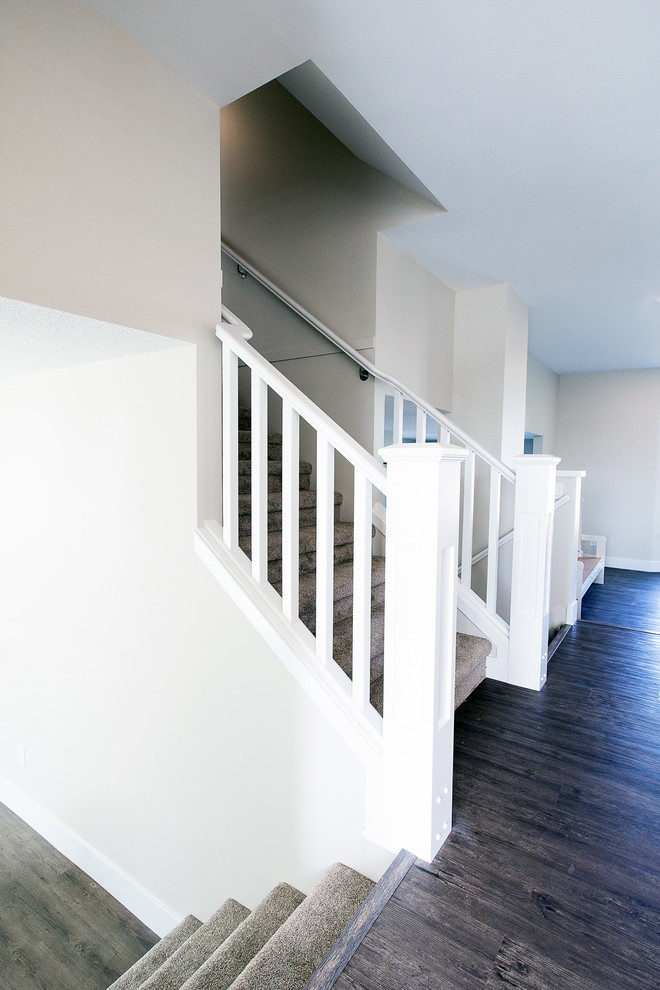 Стильный дизайн: прямая лестница среднего размера в классическом стиле с ступенями с ковровым покрытием, ковровыми подступенками и деревянными перилами - последний тренд