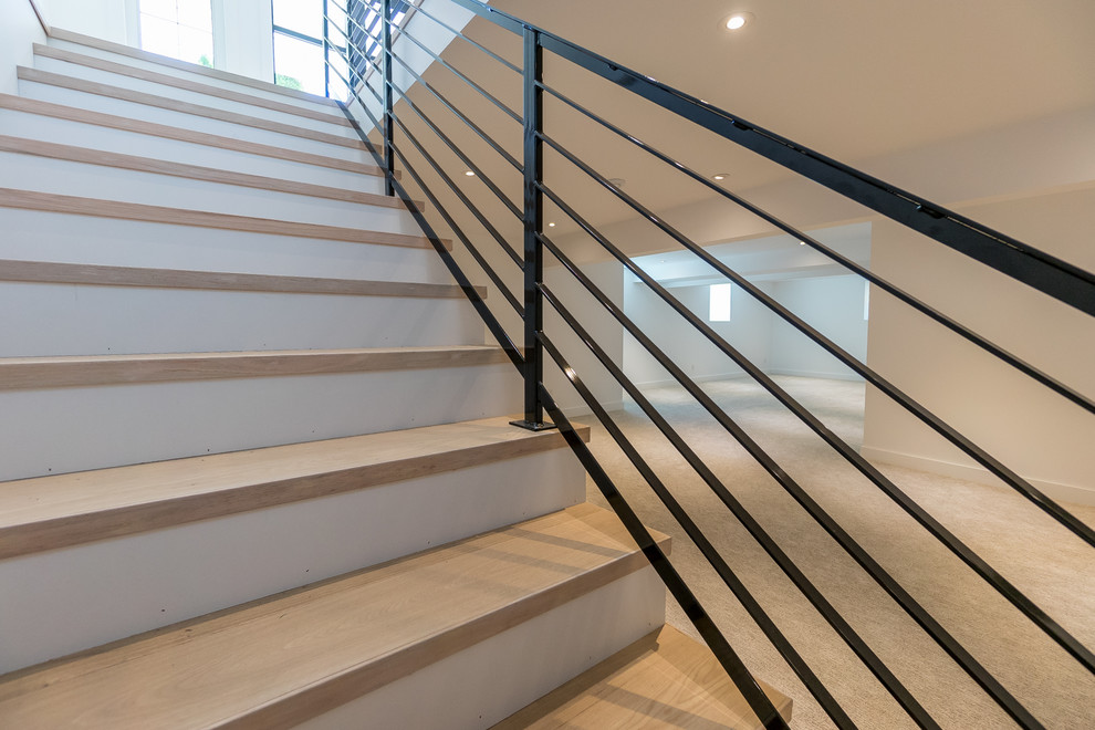 Пример оригинального дизайна: прямая лестница в стиле кантри с деревянными ступенями и крашенными деревянными подступенками