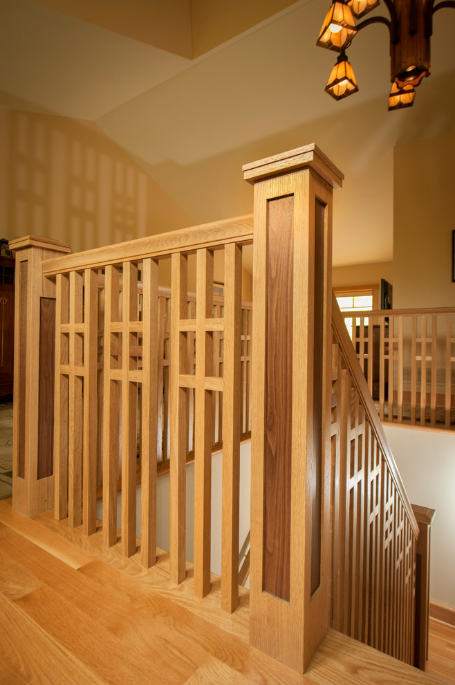 Diseño de escalera en U tradicional de tamaño medio con escalones de madera y contrahuellas de madera