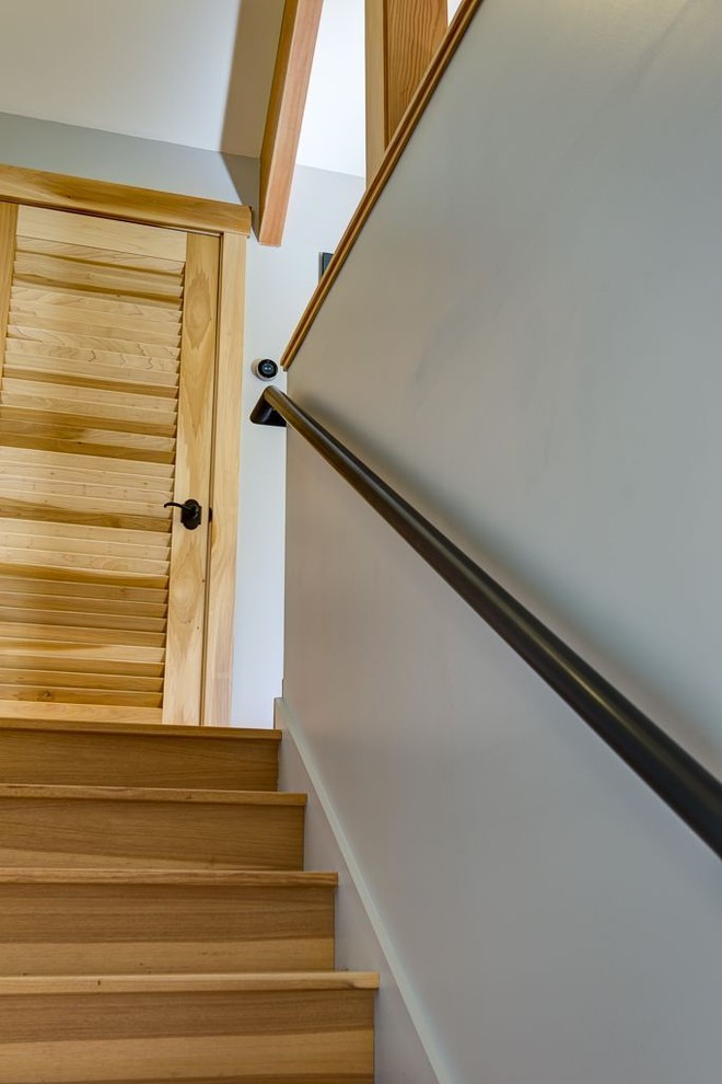 Idées déco pour un escalier droit classique de taille moyenne avec des marches en bois, des contremarches en bois et un garde-corps en métal.