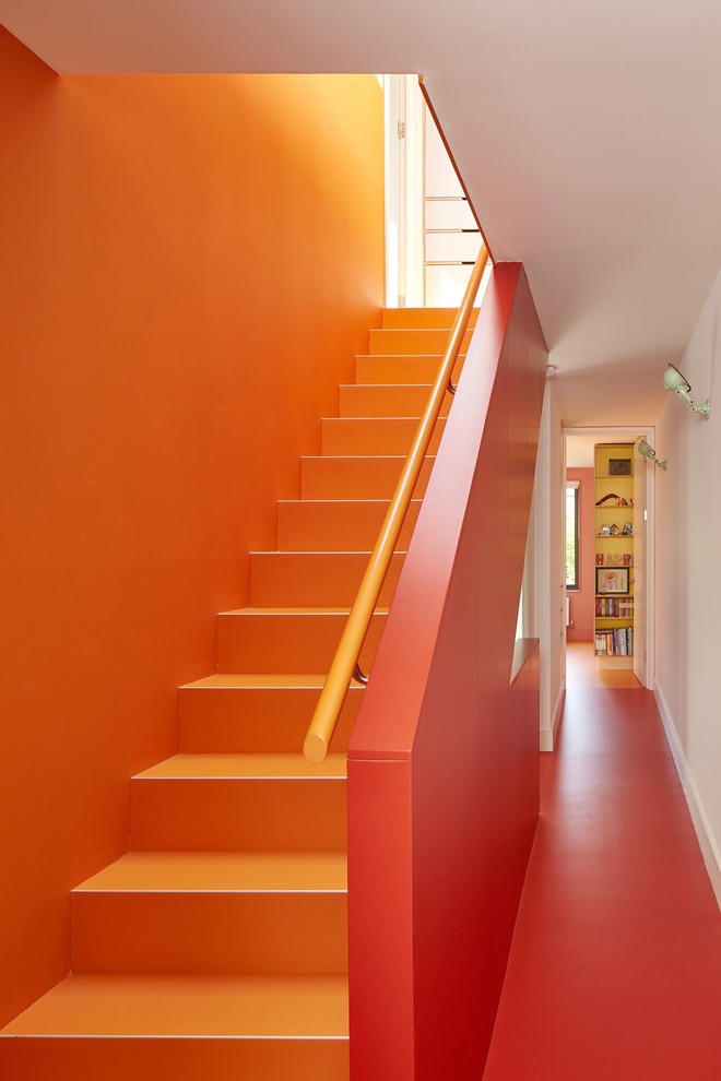 Свежая идея для дизайна: прямая лестница среднего размера в современном стиле - отличное фото интерьера