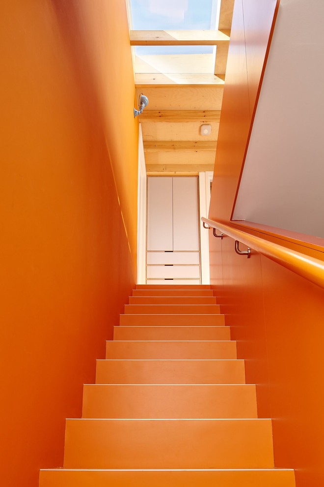 Exempel på en mellanstor modern rak trappa