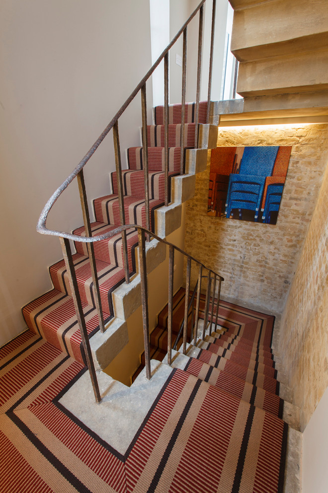 Пример оригинального дизайна: п-образная лестница в современном стиле