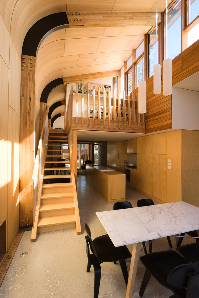 Imagen de escalera recta contemporánea de tamaño medio sin contrahuella con escalones de madera y barandilla de madera