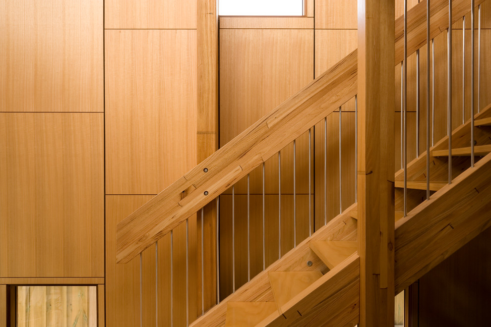 Réalisation d'un escalier sans contremarche droit design de taille moyenne avec des marches en bois et un garde-corps en matériaux mixtes.
