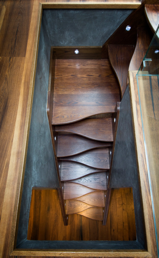 Imagen de escalera contemporánea pequeña con escalones de madera y contrahuellas de madera