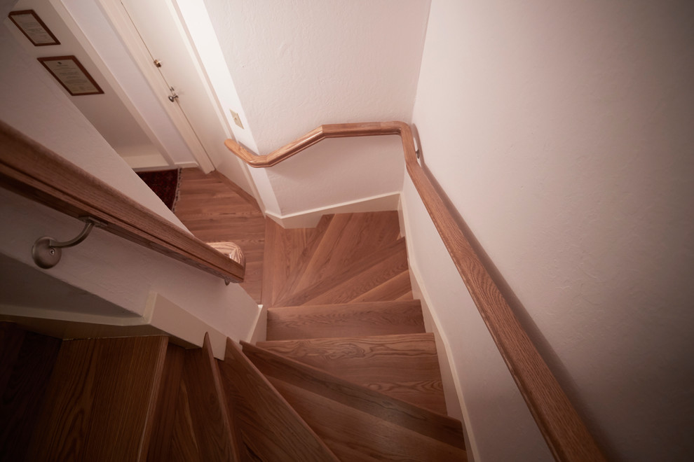 Inspiration för små klassiska svängda trappor i trä, med sättsteg i trä